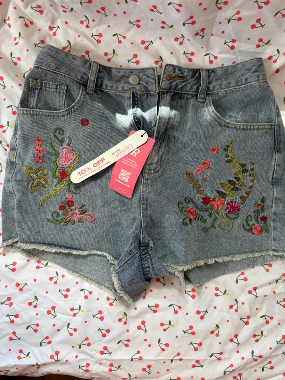 ROMWE Light Wash Denim Shorts with Multicolor Floral Embroidery